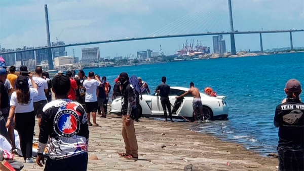 
            Спорткар Nissan GT-R утонул в море из-за невнимательности водителя
        