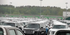 
            Дефицит автомобилей в России: репортаж с площадок с новыми машинами
        