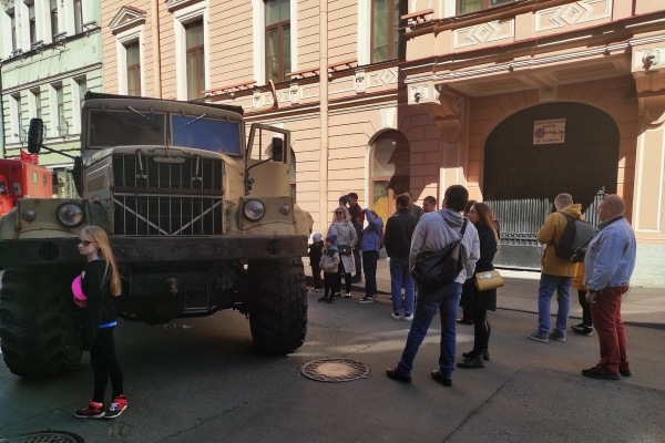 Ретроновинки парада старой техники в Петербурге