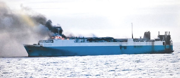 
            На Дальнем Востоке сгорел корабль, который перевозил подержанные авто
        