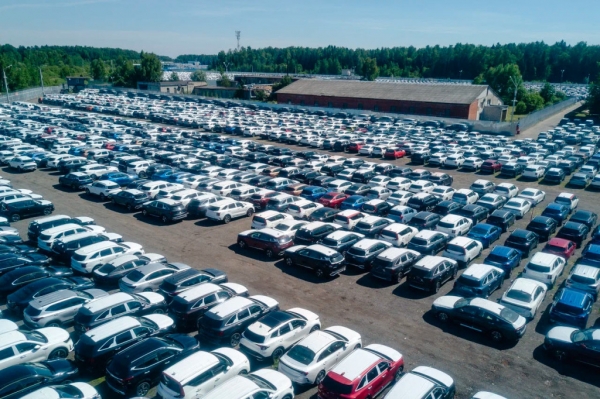 
            Тысячи новых Kia, Hyundai, Haval и Geely обнаружены на складах в России
        