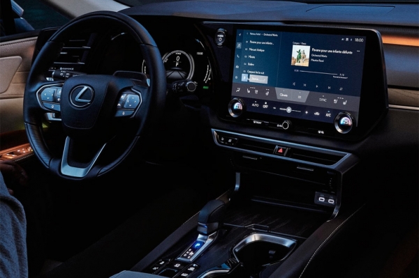 
            Lexus представил новое поколение кроссовера RX: фото
        