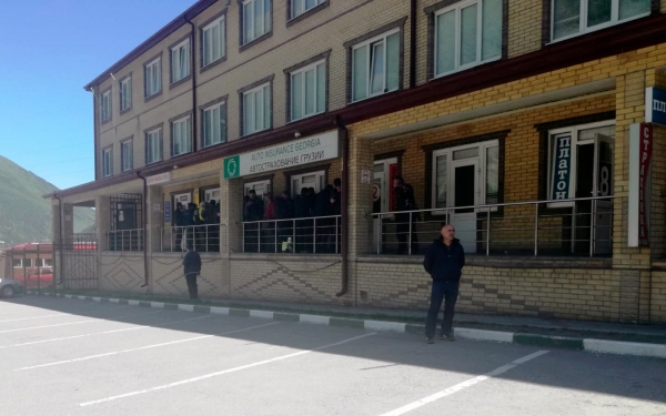 
            Водители пожаловались на многодневные проверки на границе с Грузией
        