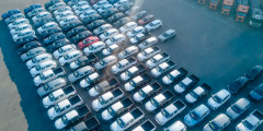 
            «Пусть гниют»: жесткая реакция водителей на фото с тысячами забытых авто
        