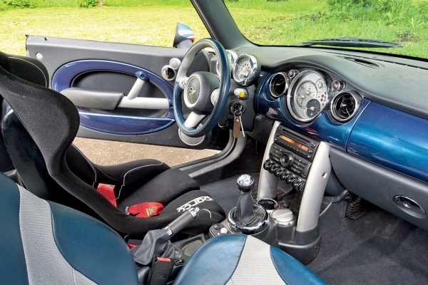 Гоночный Mini Cooper S с пробегом 311000 км — нестареющий источник наслаждения