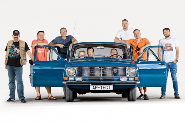 Примеряем на себя Волгу: ГАЗ-24 и восемь журналистов Авторевю