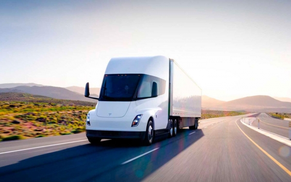 
            Tesla показала грузовик Semi с новым дизайном
        