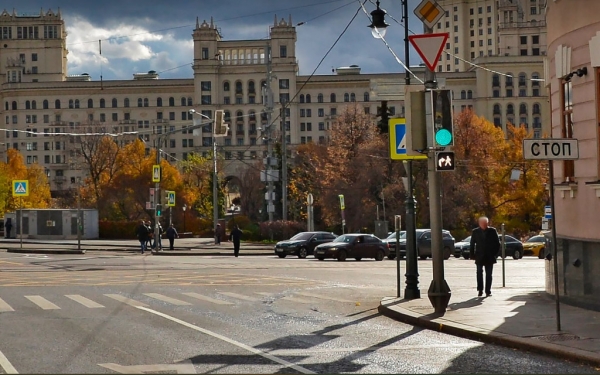 
            Белый пешеход и стрелка: в ГИБДД рассказали про новые светофоры
        