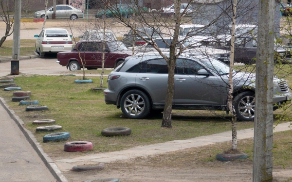 
            Штраф за парковку на газоне — до 300 тыс. Как не попасть на ровном месте
        