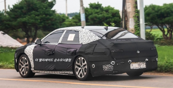
            Hyundai вывел на тесты новый полноприводный седан
        