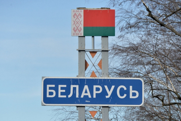
            У границы России с Белоруссией появились военные посты и пробки
        