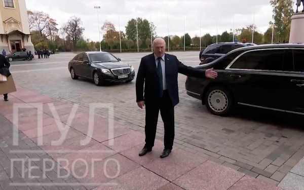 
            Лукашенко проехал на автомобиле Aurus перед саммитом стран СНГ
        