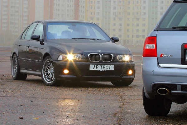 Лучшее из архива Авторевю. Октябрьская революция: BMW M5 против Audi RS6 Avant
