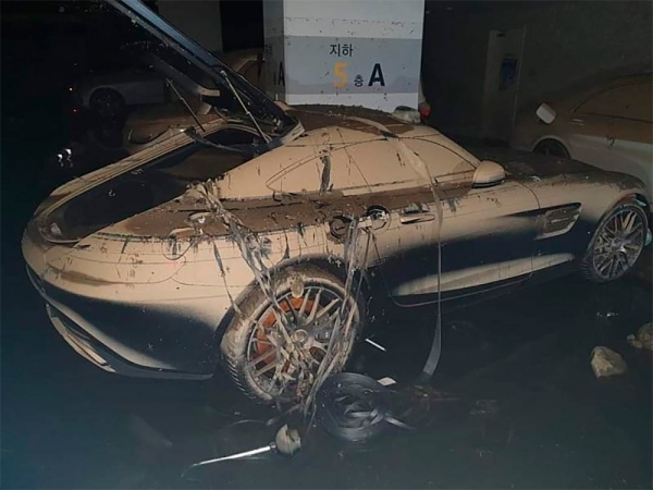 
            В Сеуле после наводнения затопило гараж с дорогими спорткарами. Фото
        