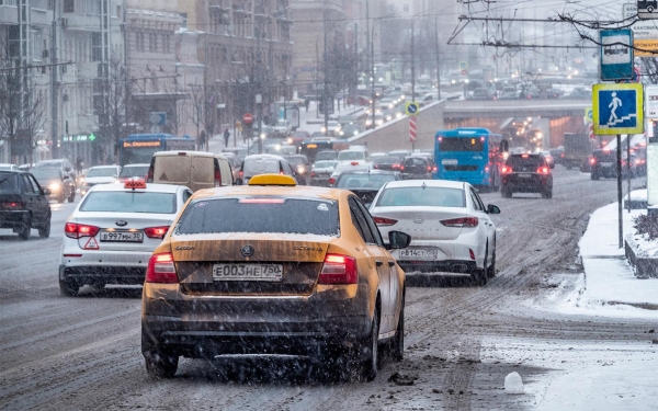 
            Водителям рассказали, как правильно ездить в снег. Памятка ГИБДД Москвы
        