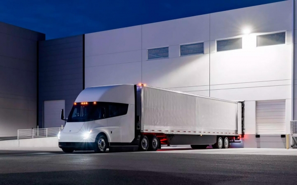 
            Tesla начала поставки грузовиков Semi спустя пять лет после анонса
        