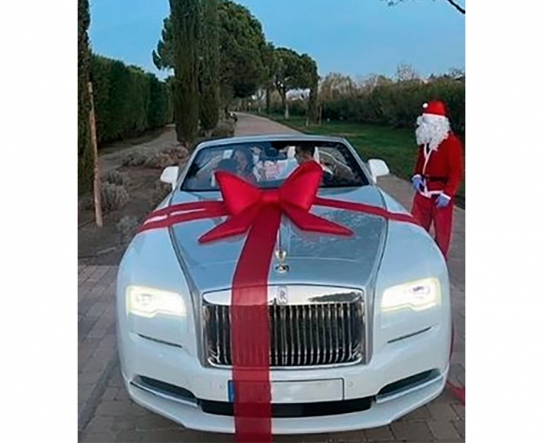 
            Роналду получил в подарок от жены Rolls Royce Phantom
        