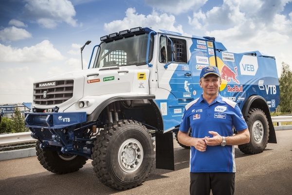 Без Дакара и эмблемы: зачем команде КАМАЗ-мастер новый капотный грузовик и как он устроен