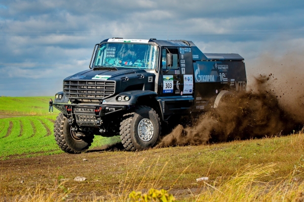 Без Дакара и эмблемы: зачем команде КАМАЗ-мастер новый капотный грузовик и как он устроен