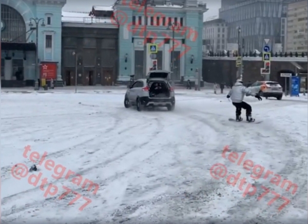 
            Водительницу оштрафовали за катание сноубордиста на тросе в центре Москвы
        