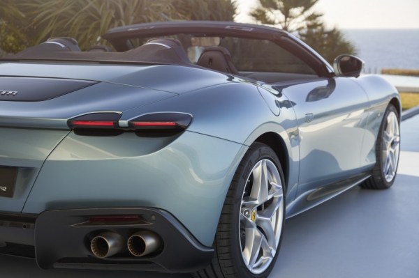 
            Ferrari представила новую четырехместную модель
        