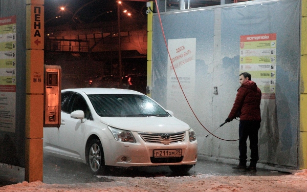 
            Водители в России начали экономить на бензине и мойке автомобилей
        