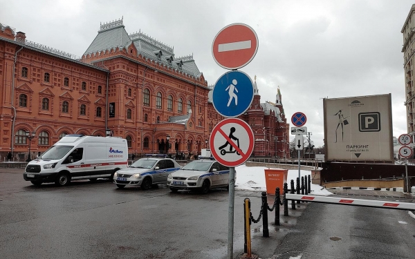 
            В Москве запретили движение электросамокатов по Красной площади
        
