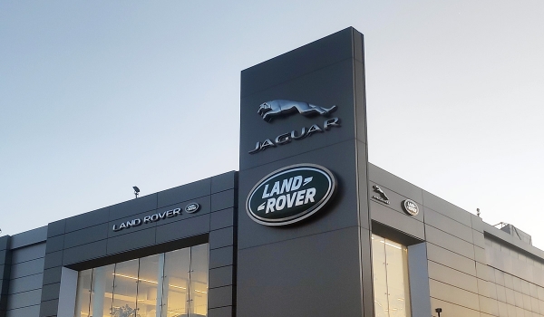 Jaguar Land Rover в России: изучаем ассортимент у дилеров