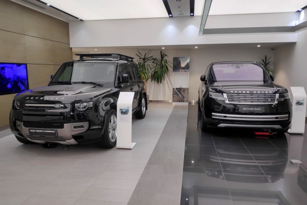 Jaguar Land Rover в России: изучаем ассортимент у дилеров
