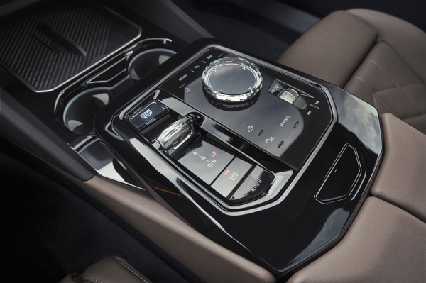
            Новый BMW 5-Series стал электрокаром
        