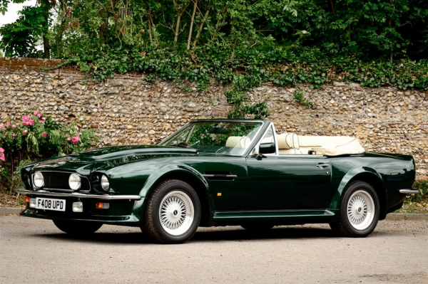 
            Король на Aston Martin. Какие автомобили любит новый британский монарх
        
