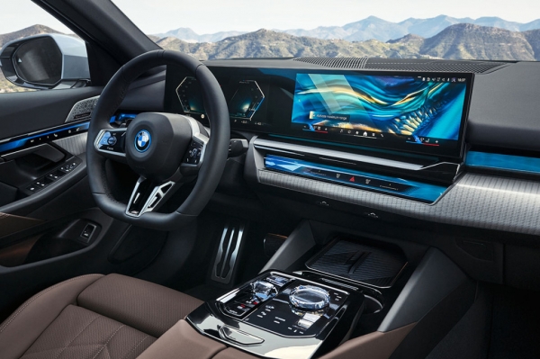 
            Новый BMW 5-Series стал электрокаром
        
