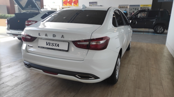 
            «Без допов никак». Почему Lada Vesta не купить по официальным ценам
        
