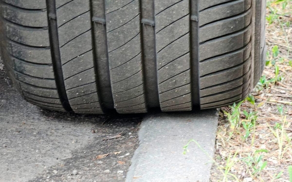 
            Автомобилист пожаловался на штраф за нависшее над газоном колесо
        