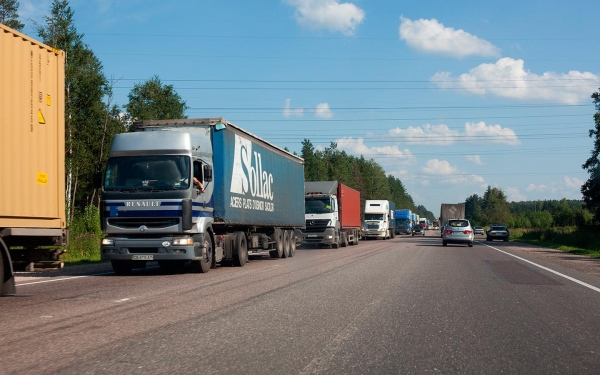 
            Госдума приняла закон о блокировке иностранных грузовиков за штрафы
        