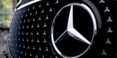 
            Mercedes-Benz обновил внешность кроссоверов EQA и EQB
        