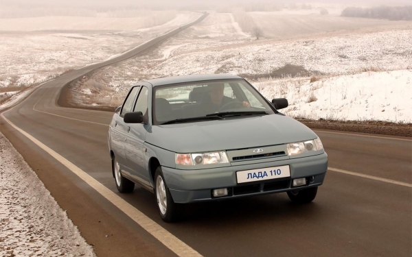 
            25 лет назад падение рубля спасло автопром России. Что случилось
        