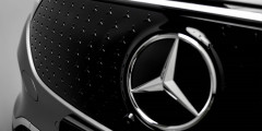 
            Mercedes-Benz обновил внешность кроссоверов EQA и EQB
        